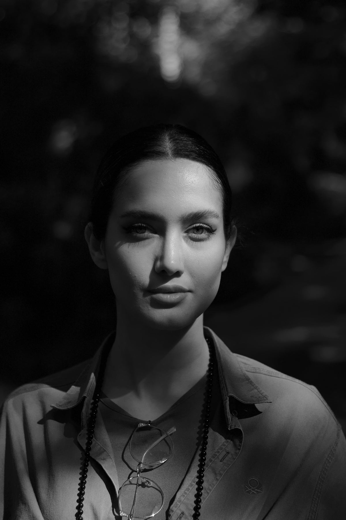 Portrait élégant en noir et blanc, femme portant un collier
