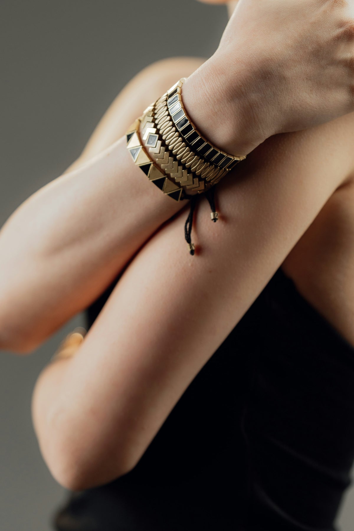 Femme portant des bracelets dorés empilés