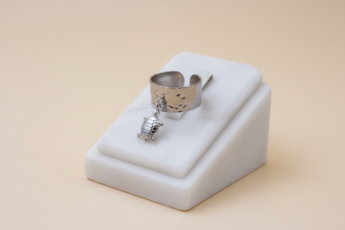 Bague acier inoxydable avec breloque tortue argenté.ajustable