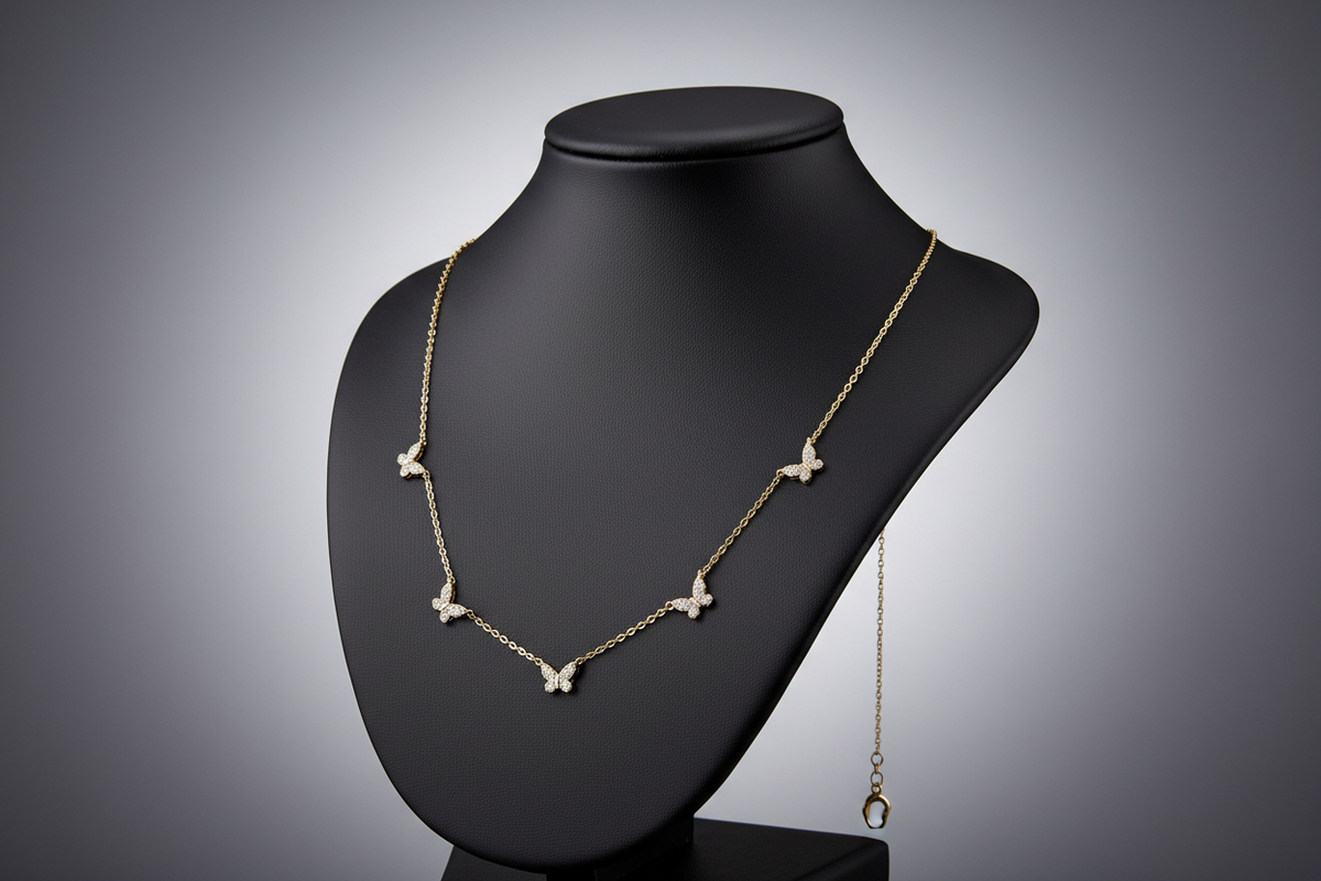 Collier acier inoxydable doré motif papillon et oxydes de zirconium blancs 45 cms de longueur réglable