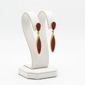 Boucles d'oreilles acier inoxydable pendantes laquée bordeaux.