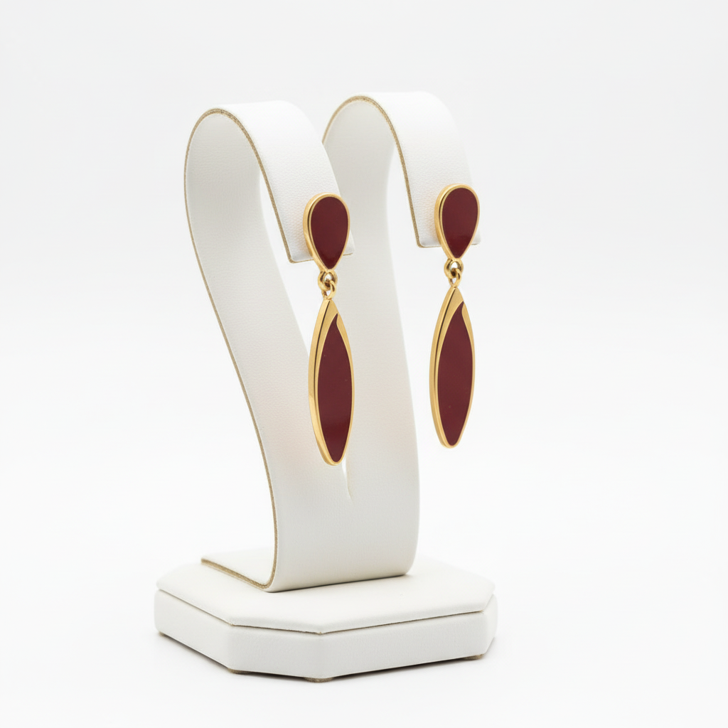 Boucles d'oreilles acier inoxydable pendantes laquée bordeaux.