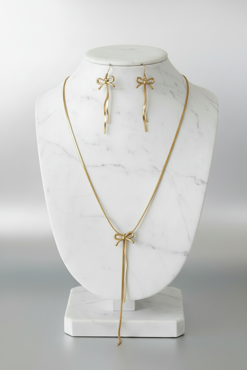 Parure de bijoux acier inoxydable  composé d un joli collier cravate  et boucles d'oreilles avec papillon en motif