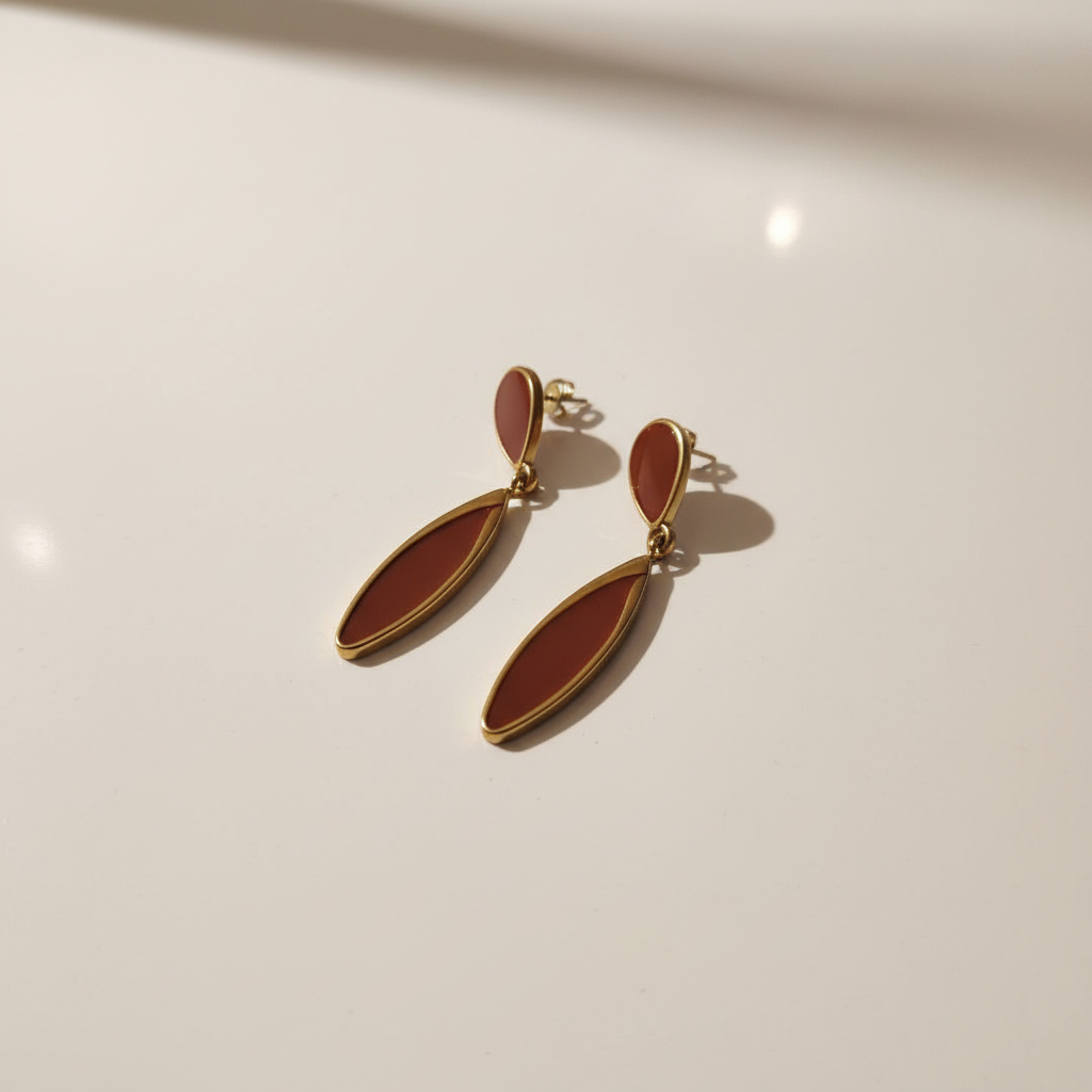 Boucles d'oreilles acier inoxydable pendantes laquée bordeaux.