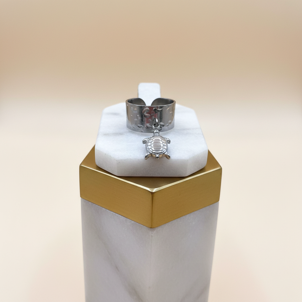 Bague acier inoxydable avec breloque tortue argenté.ajustable