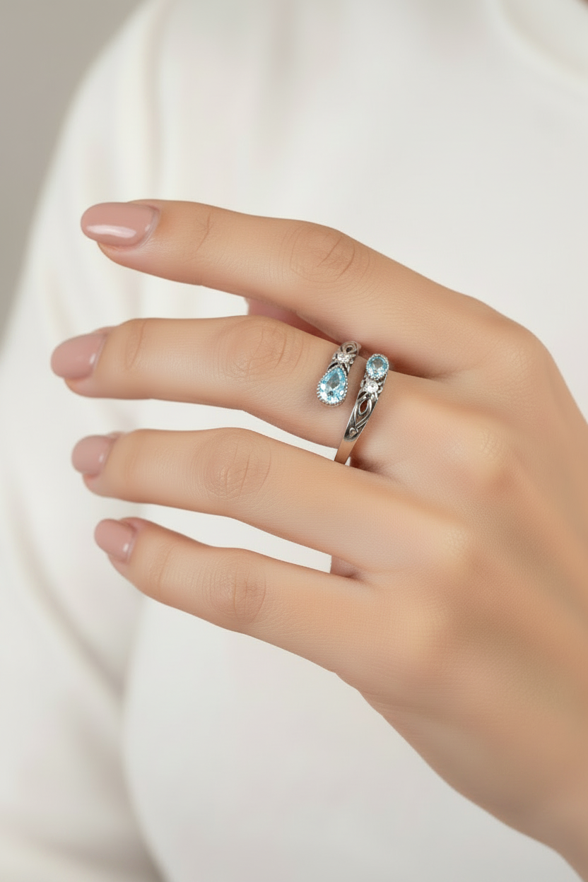 Bague acier inoxydable argenté avec ocydes de zirconium teintés bleu ajustable