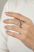 Bague acier inoxydable argenté avec ocydes de zirconium teintés bleu ajustable