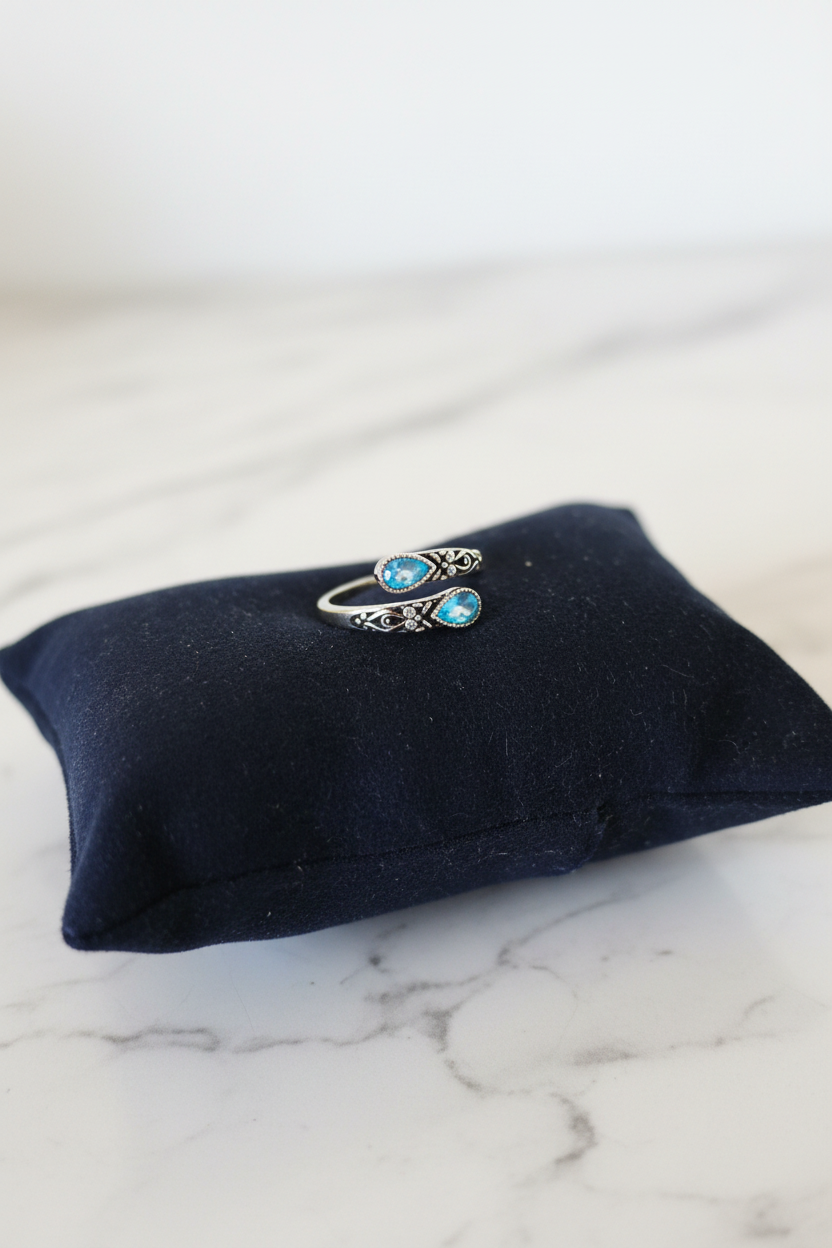 Bague acier inoxydable argenté avec ocydes de zirconium teintés bleu ajustable