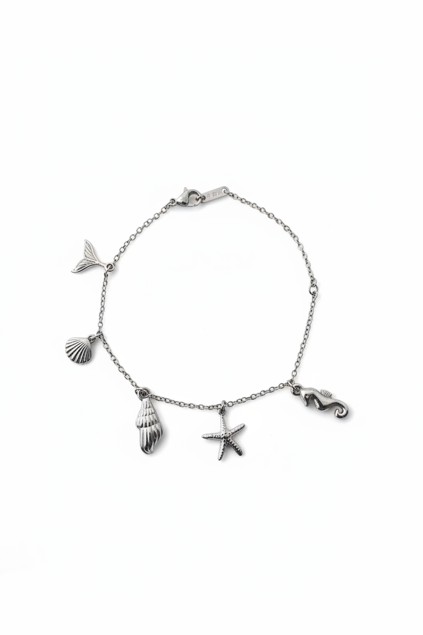 Bracelet acier inoxydable avec breloques.