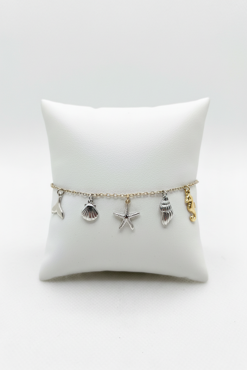 Bracelet acier inoxydable avec breloques.