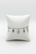 Bracelet acier inoxydable avec breloques.