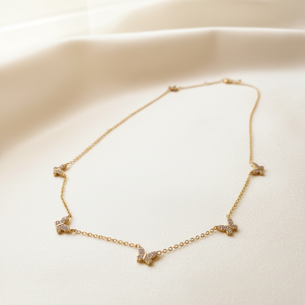 Collier acier inoxydable doré motif papillon et oxydes de zirconium blancs 45 cms de longueur réglable